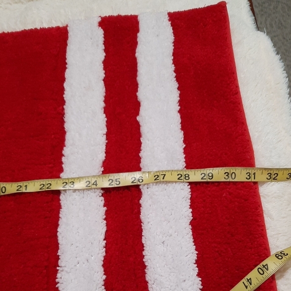 Elegant Red and White Bath Towels - Picture 8 of 13